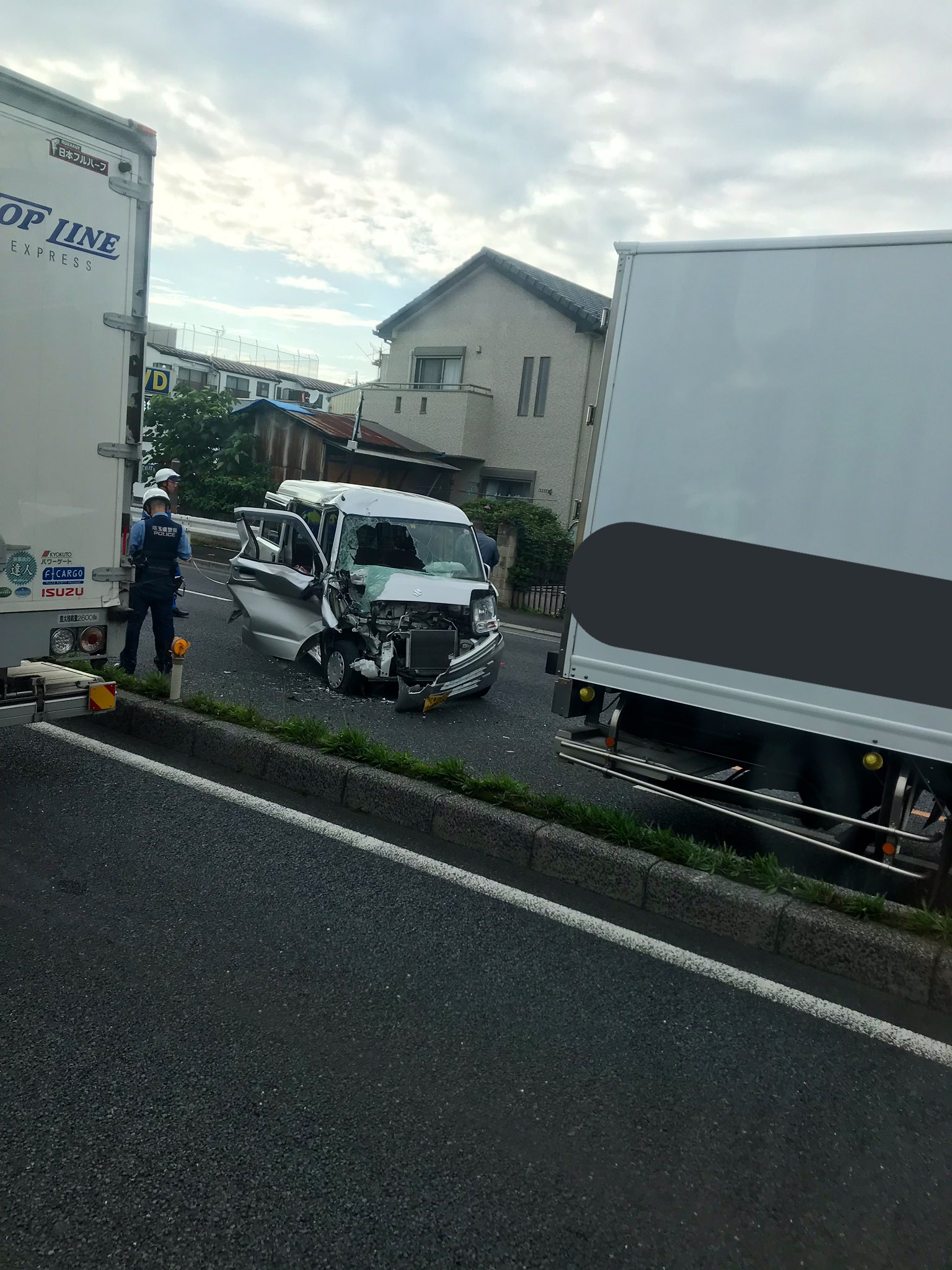 さいたま市岩槻区の国道16号で軽自動車が大破する事故の現場画像