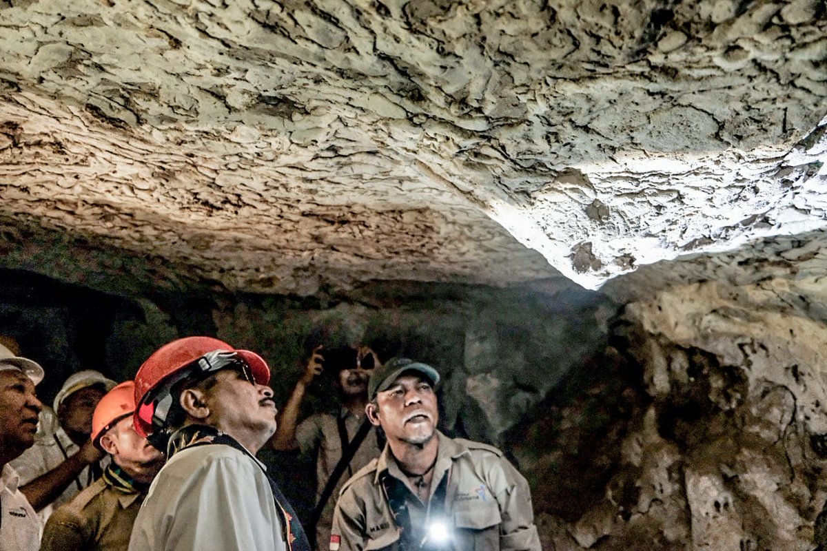 KemenPariwisata's tweet image. Stalagtit dan stalagmit dalam gua terlihat berkilauan saat disinari cahaya senter maupun cahaya matahari. Kilauan ini disebabkan oleh kandungan garam di dalam air yang mengalir di saat turun hujan.
.
.
#PesonaIndonesia
#WonderfulIndonesia #MenparKunkerKeLabuanBajo