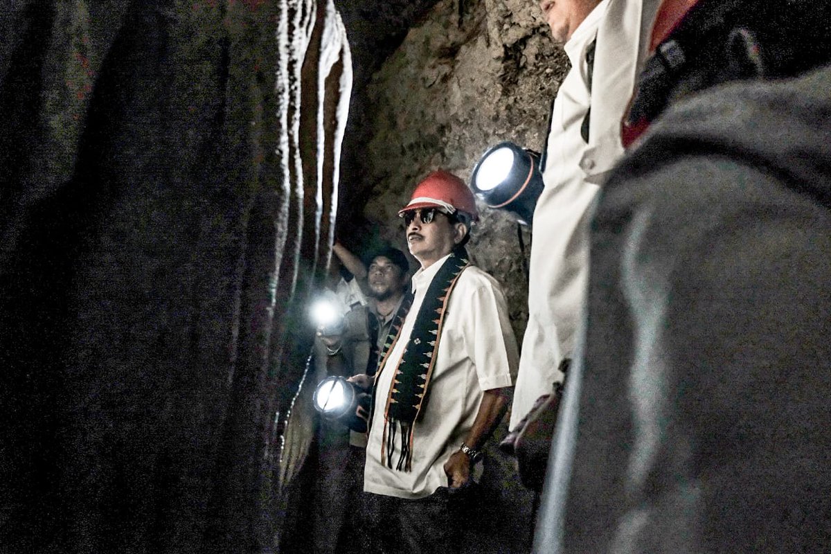 KemenPariwisata's tweet image. Menteri Pariwisata mengunjungi Gua Batu Cermin yang memiliki luas 19 hektar &amp;amp; tinggi sekitar 75 meter merupakan gua atau terowongan yang terdapat di Bukit Batu, Labuan Bajo, Manggarai Barat, Nusa Tenggara Timur.
.
.
#PesonaIndonesia
#WonderfulIndonesia #MenparKunkerKeLabuanBajo