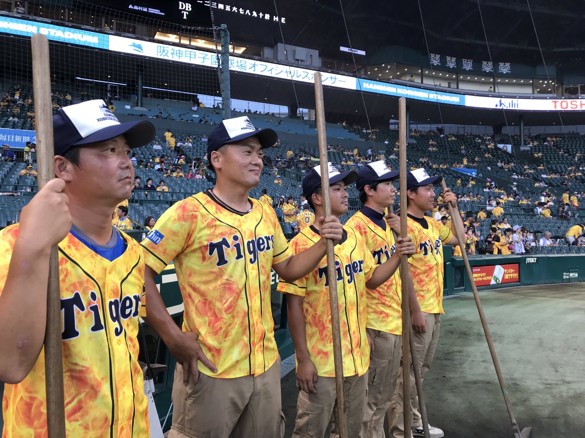 Twitter 上的 阪神タイガース 阪神園芸 の皆さんも ウル虎の夏 ジャージで参戦 ウル虎ガッツ ウル虎の夏19 阪神タイガース T Co Nxvlqqkqbv Twitter