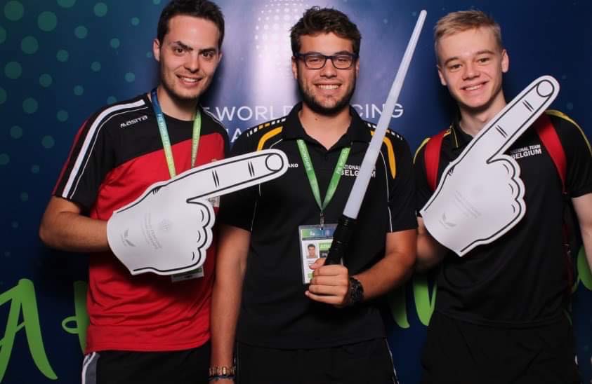 FFCEB's tweet image. Nos épéistes étaient aux championnats du monde #Budapest2019. Plus que leurs résultats par équipes dans le tableau 64, une victoire face à l'Australie (45-26) et une défaite contre la Russie (23-45), voici quelques photos Avec Frédéric Fenoul qui semble bien entouré 😂