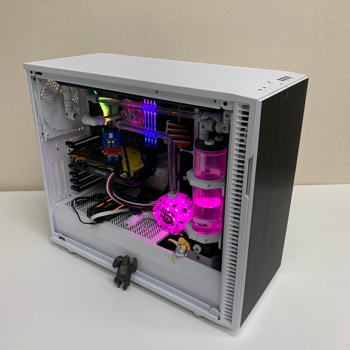 Fractal Design Ar Twitter イケてるフィギュアでパソコンを飾り付け みんなのパソコンにはどんなフィギュアをおいてる 写真でシェアしてね