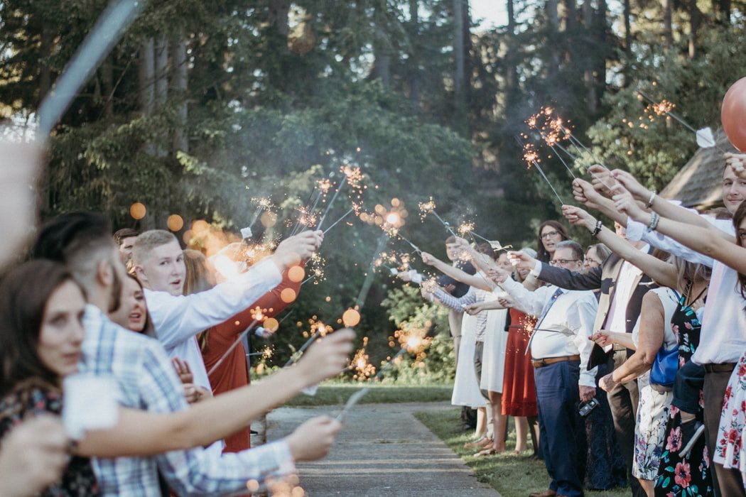 #WeddingWednesday If you want a memorable entrance, sparklers are great for outdoor weddings (and the photos always look amazing!).

independent-weddings.co.uk
