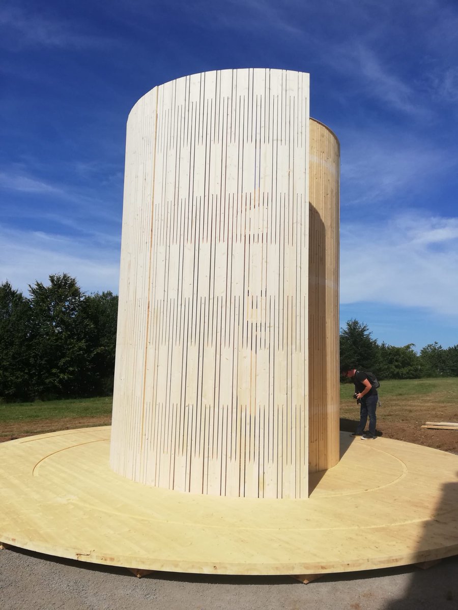 Le stand de la filière bois à l’occasion de Demo Forest s’érige!!! Venez nous y retrouver les 30 et 31 juillet à Bertrix et profiter de la vue du haut de la structure courbée en CLT #bois #LibramontFoire