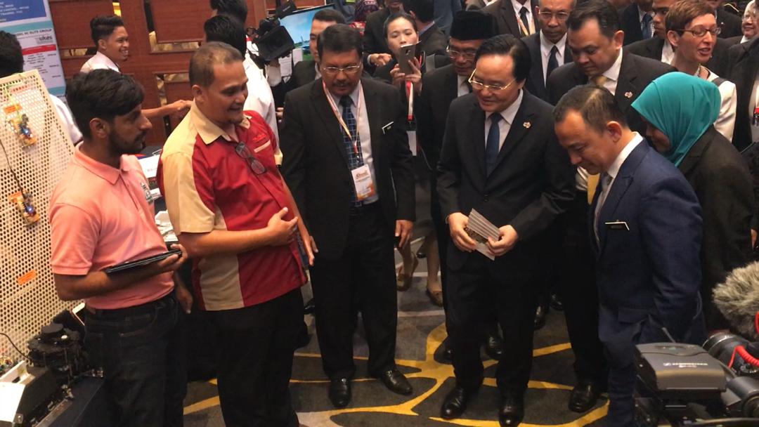 PTSB_edu's tweet photo. Booth pameran PTSB-Arduino menerima kunjungan daripada Menteri-Menteri Pendidikan dan wakil rasmi dari 11 negara anggota SEAMEO sempena 50th SEAMEO Council Conference 2019 yang diadakan di Sunway Hotel, Petaling Jaya.
#makingPTSBgreat
#PTSBchartsthepathoftomorrow https://t.co/C8zYGr8ViM
