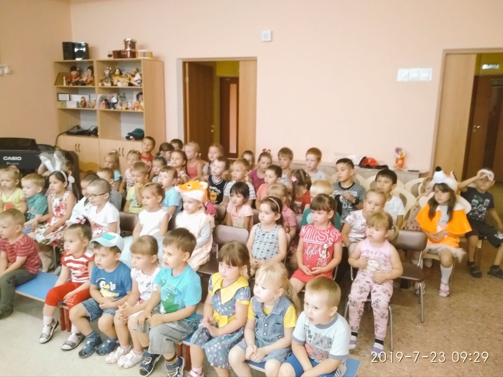 Театральный фестиваль продолжает свою работу и в летний период. Играя в театре, дети занимаются сотворчеством, учатся преображать словесные образы. Знакомятся с искусством, погружаются в мир музыки, слова, литературы, живописи, хореографии.