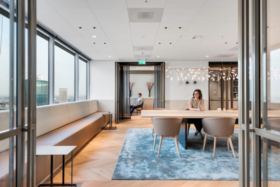 Our Moon Bold chair furnishes the Leijnse Artz offices in Rotterdam. The design gives a twist of a residential feeling, combined with great city views, a high degree of transparency and comfortable workplaces. ▶️loom.ly/4hDeavg