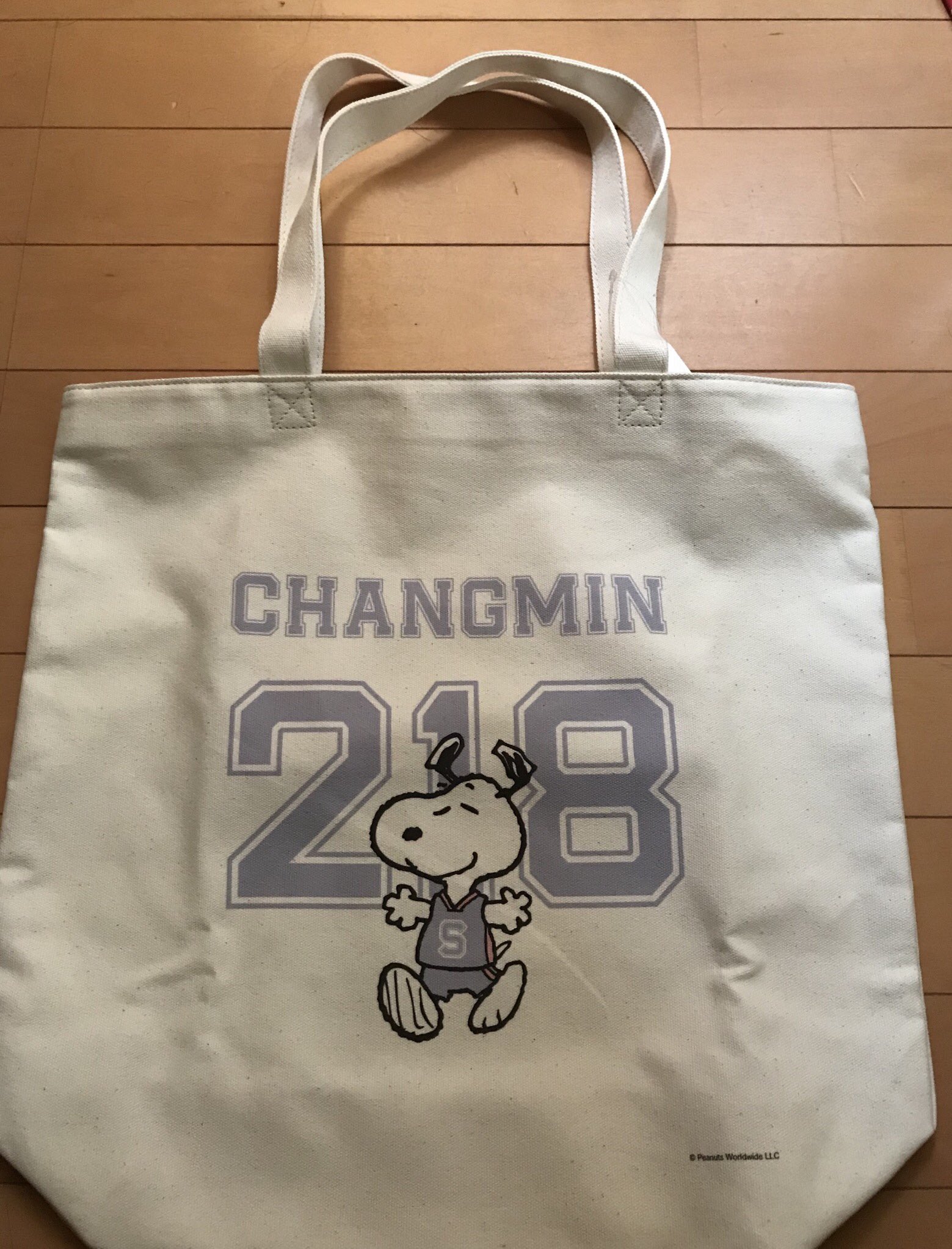 もんちゃん Uniqloのutmeで頼んでた トートバッグ届いたー シムのsでスヌーピー 可愛い 底もマチがたっぷり 中もフックが付いてるから使い勝手良さそう みんなで使うの楽しみ Uniqlo Utme スヌーピー Changmin T Co 7pdsmprpiw