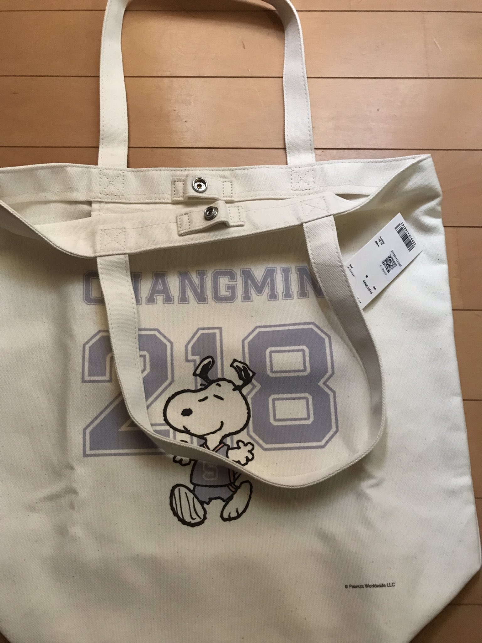 もんちゃん Uniqloのutmeで頼んでた トートバッグ届いたー シムのsでスヌーピー 可愛い 底もマチがたっぷり 中もフックが付いてるから使い勝手良さそう みんなで使うの楽しみ Uniqlo Utme スヌーピー Changmin T Co 7pdsmprpiw