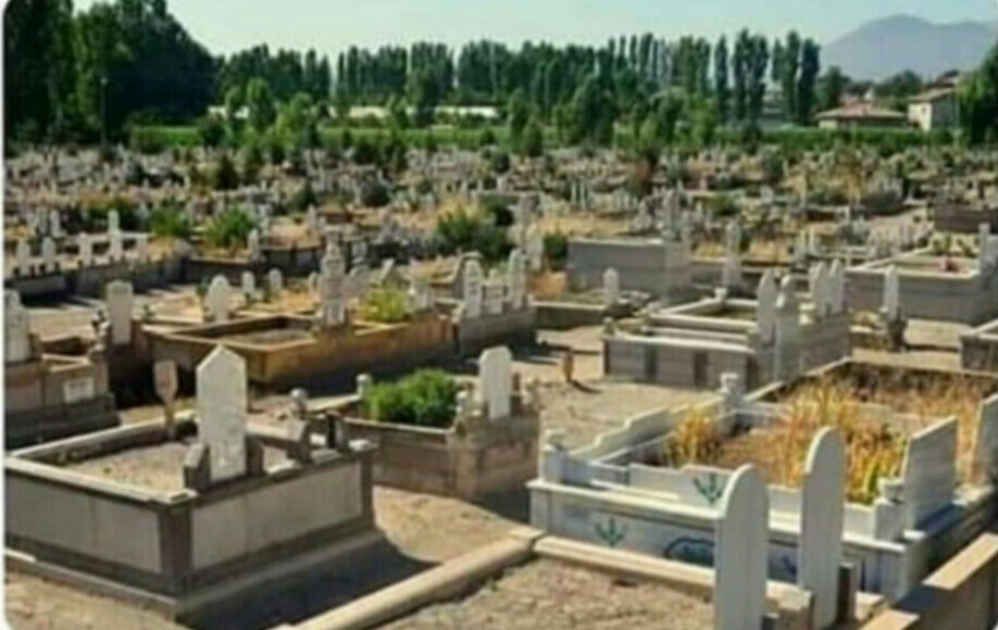 Medine_asel's tweet photo. Şöyle bir baktım da bir çok insan #fakeApp ile yaşlı halinin nasıl olduğunu merak edip paylaşmış. Ben de genç yaşlı fark etmeksizin hepimiz için kaçınılmaz son olan #FinalApp paylaşayım da tam olsun..😉 https://t.co/Ddvz4k9zXE
