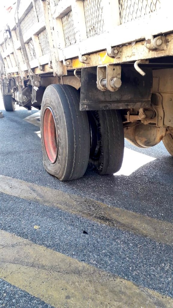 JoburgMPD's tweet image. This 👇truck was stopped on M1 north &amp;amp; 11th Ave by #JMPD Freeway officers. The Driver almost caused an accident driving the truck with 2x burst tyres. The driver was stopped from proceeding until he fits 2x new tyres or gets a breakdown to tow the truck.
#JoburgRoadSafety