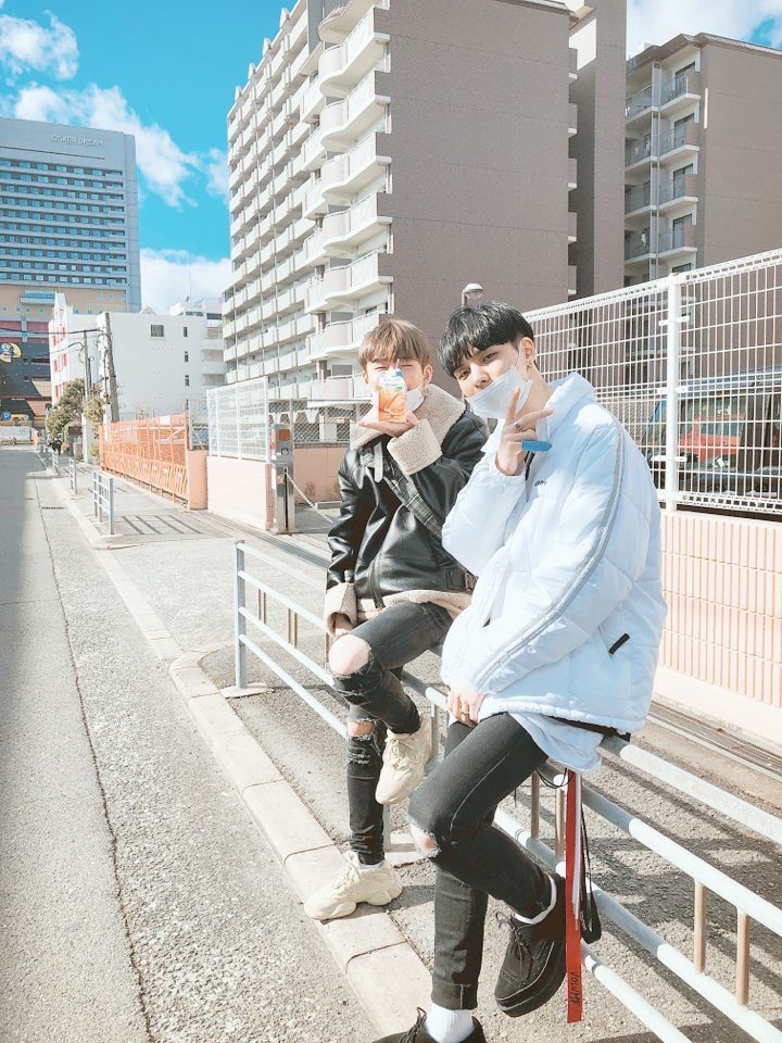 intojihoon's tweet photo. gonhun really went from leaving that company together to "let's debut together" to really debuting together

💛💙 https://t.co/UvOPq9HV6y