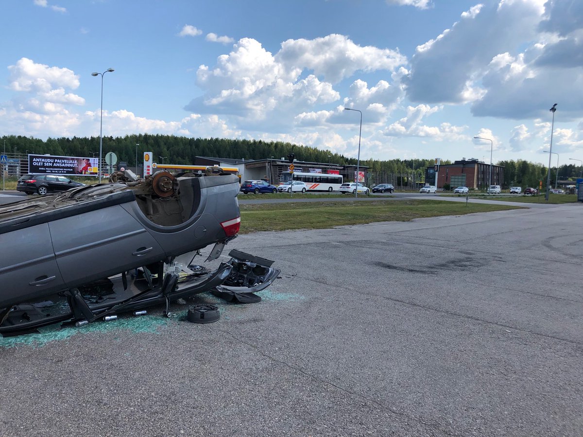 ieskelinen's tweet photo. @IUPELA harjoittelee säännöllisesti tieliikennepelastamista. Harjoituskohteet muistuttavat ohiajavia toivottavasti liikenneturvallisuuden merkityksestä.
#pelastustoimi
#framilla https://t.co/7XzBVq2r3W