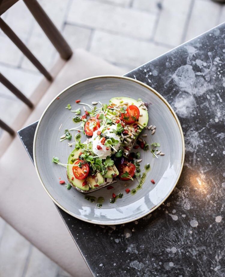 كيف تحبون تاكلون توست الافوكادو؟ طبقنا اليديد نقدمة مع اللبنة و حبوب دوار الشمس و توت الجوچي و الطماطم الصغيرة ..