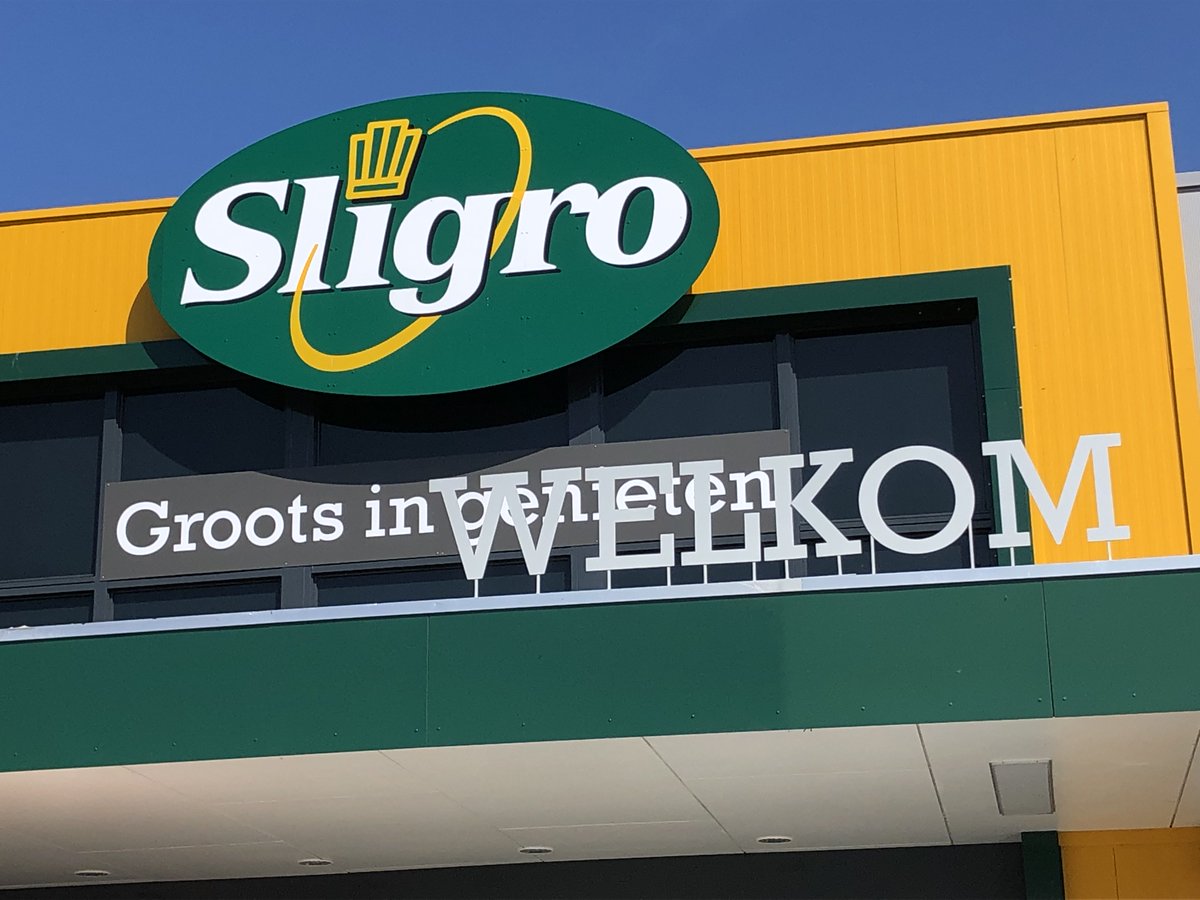 DeBink's tweet photo. Gisteren is de @Sligro Leiden officieel heropend! Alle afdelingen zijn verbouwd naar de nieuwe stijl en het ziet er prachtig uit. Namens alle medewerkers van De Bink: @ArnoSligro gefeliciteerd met dit mooie resultaat! https://t.co/GEqYwGBNHl