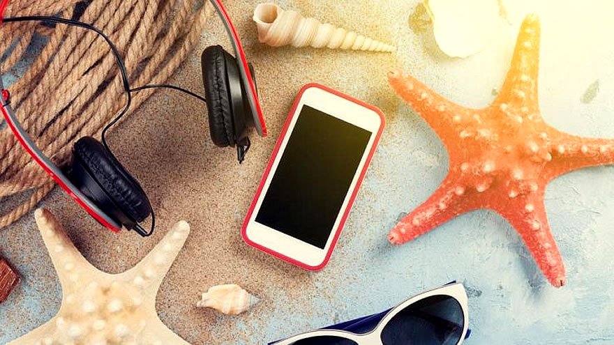 CiroFire's tweet photo. #consigliutili in vacanza. Attento al telefonino: non indicare dove sei, rifiuta piccoli regali #online o vantaggi senza motivo, non #postare foto o filmati personali.
#23luglio
@poliziadistato
@_Carabinieri_
➡️https://t.co/fdvseEW6AT https://t.co/wixyRGAU7u