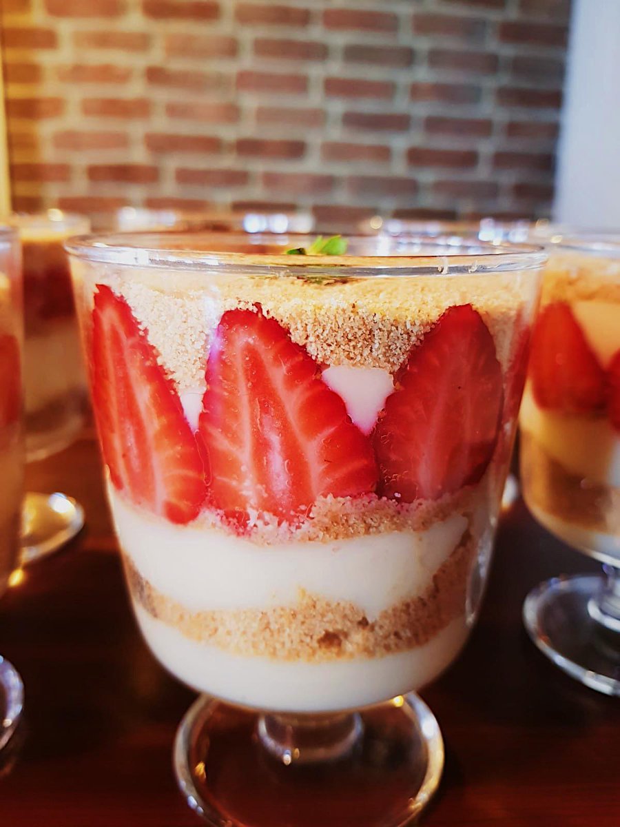 Taptaze magnolialar dolapta yerini aldı! Sen nerdesin? 🍓 #magnolia #çilek #muhallebi #bisküvi #tatlı #ankaradayemek #ankara #çayyolu #sarnıçpark #atılım #bilkent #başkent #hacettepe #odtu #kalbimberinste