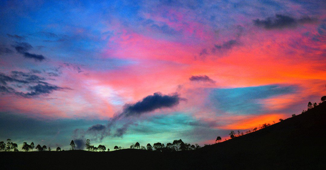 FreshTabPics's tweet photo. 🍭 A breathtaking sunset in Pinas, Ecuador. // 📸 Credit: Jaime Serrano // #ExploreEcuador #GetOutside #SunsetPhotography #Landscape #ExploretheOutdoors https://t.co/F4hJuxXgbH