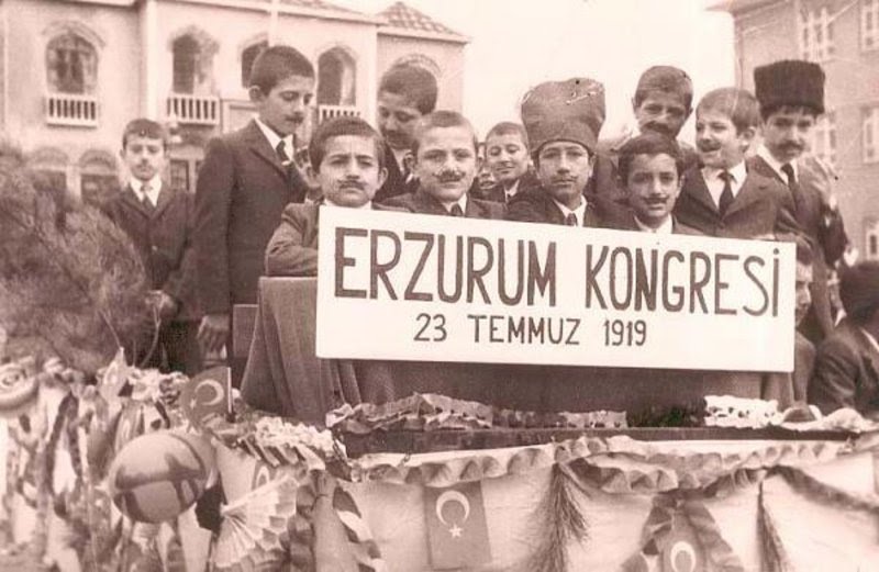 #ErzurumKongresi'nin 100. Yılında  kutlu direnişin adresi Dadaşlar diyarından bir kez daha sesleniyoruz:

✅Milli sınırlar içinde vatan bir bütündür, parçalanamaz.

#ErzurumKongresininYüzüncüYılı kutlu olsun!