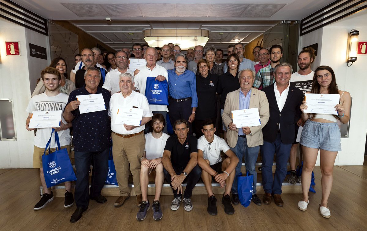 FCBjugadors's tweet image. La @FundacioFCB agraeix la tasca dels voluntaris que l&apos;ajuden en els seus projectes, entre els que hi ha 9 membres de l&apos;Agrupació que participen de manera regular a iniciatives com #RobotPol o  #FutbolNet Gràcies! #fcbarcelona