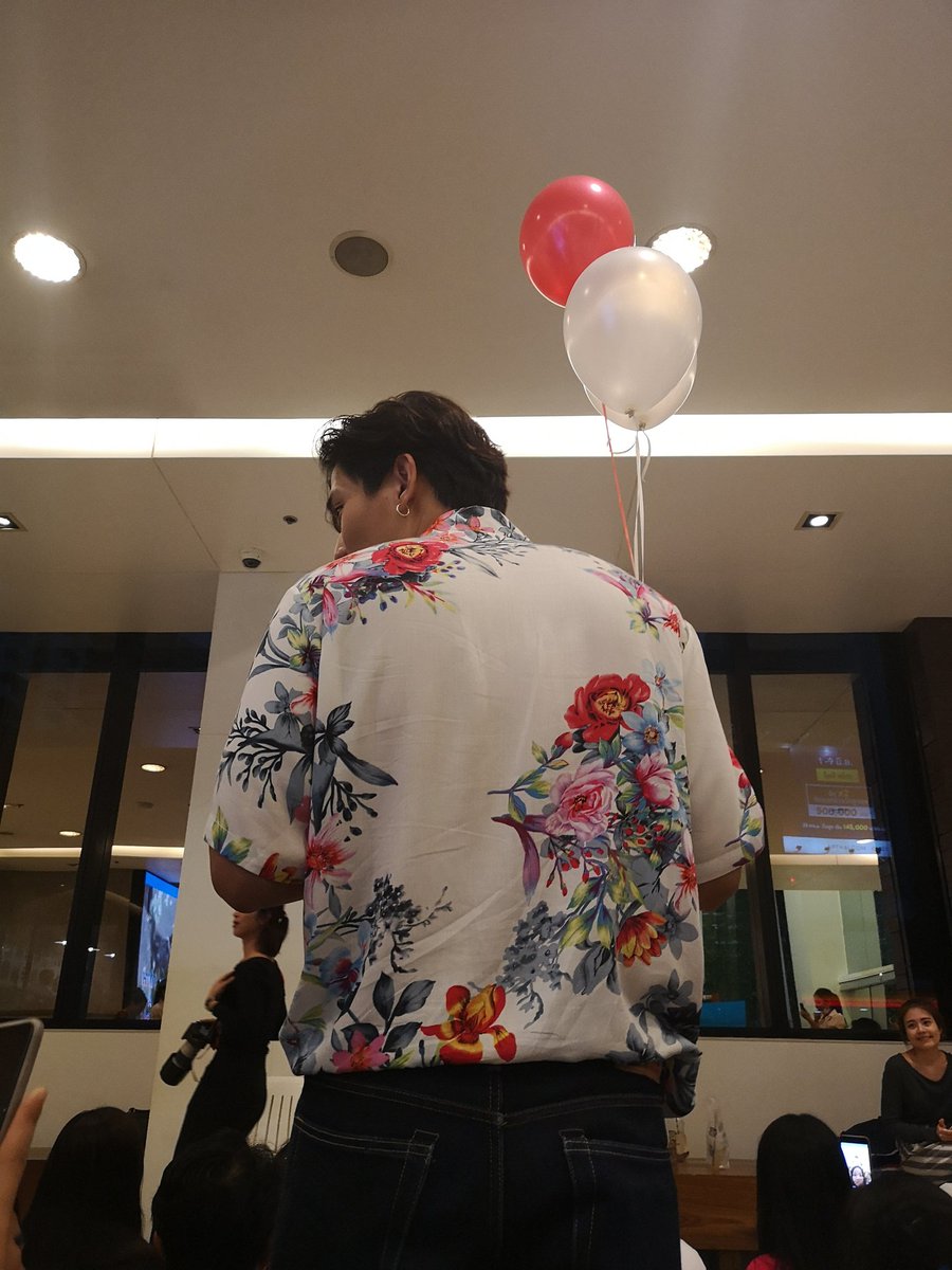 PattyPJFC's tweet photo. ลูกโป่งที่ lobby ใครหาย คนนี้เอาไปนะ 😁 @lee_thanat @leethanatfamily https://t.co/lCpFG4Viq1