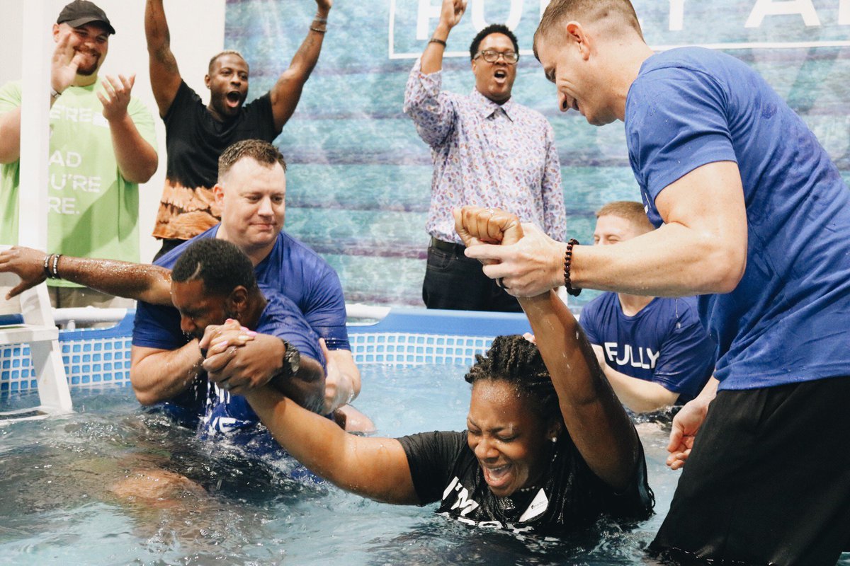 thevenue_church's tweet photo. Wow! What an incredible weekend we had at Venue Church. This is a message you don’t want to miss! Be sure to check it out now at https://t.co/UEh2s9qyLu or on our Venue Church App! 
#VenueChurch #Gains https://t.co/JmbmKJOU1i
