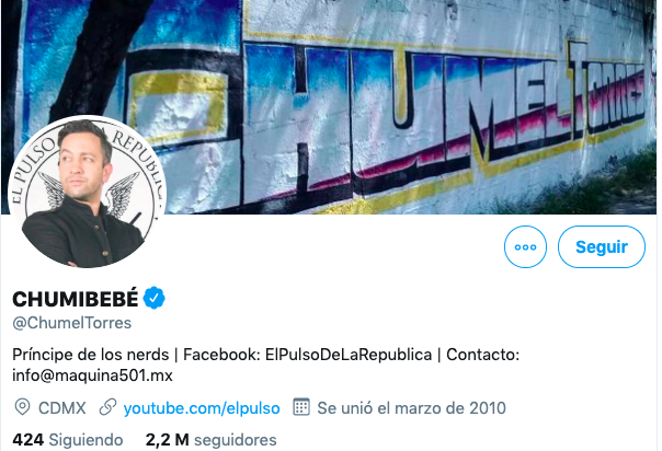Alcubierre, científico mexicano, planteó con las ecuaciones de Einstein la posibilidad de un dispositivo para viajar más rápido que la luz; Chumel Torres sostiene una praxis de cómo ser un perfecto idiota. Lo cierto es que la idiotez prevalece en número de seguidores.