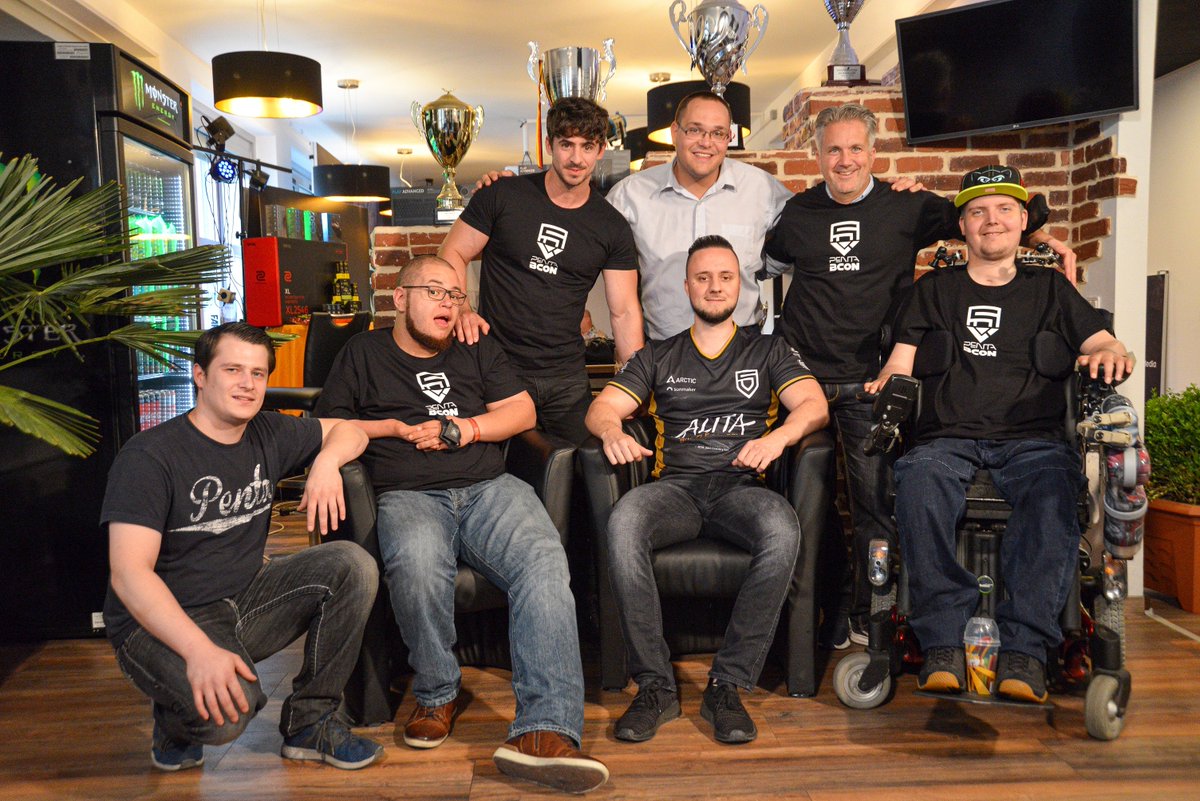Liebe #eSportler: <a href="/PENTA_Sports/">PENTA</a> &amp; <a href="/BconZone/">BconZone</a> stellen das 1. #eSports-Team für körperlich beeinträchtige #Gamer zusammen #Inklusion <a href="/aktion_mensch/">Aktion Mensch e.V. (inaktiv)</a> Mit dabei sind <a href="/WheelyWorld/">WheelyWorld 👄🎮</a> &amp; <a href="/Skrelldorn/">Daniel Ulrich</a>. Gespielt wird #ApexLegends. Bewerbung bis 7.8! Alle Infos unter bcon.penta-sports.com/allgemein/5449…