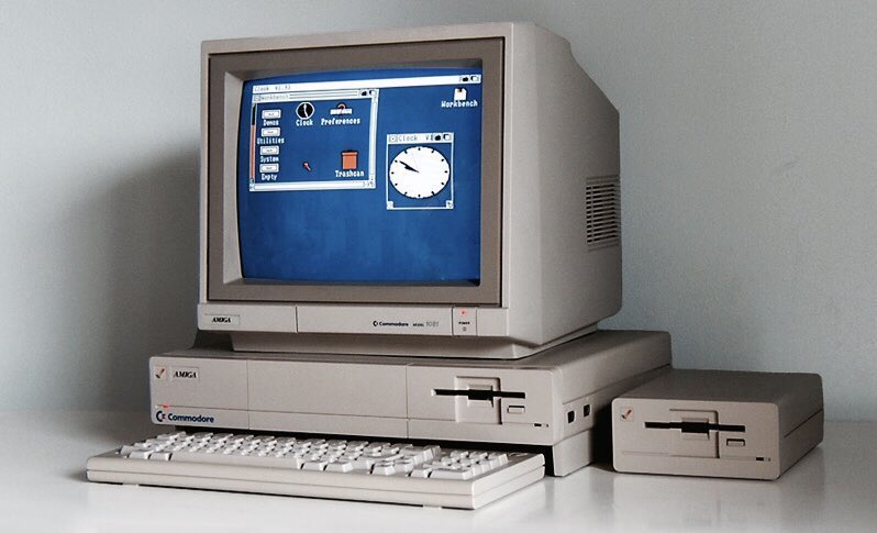 первый персональный компьютер ibm 5150. амига 1000 компьютер. первая мультимедиа. первая мультимедиа. Amiga компьютер 1985.