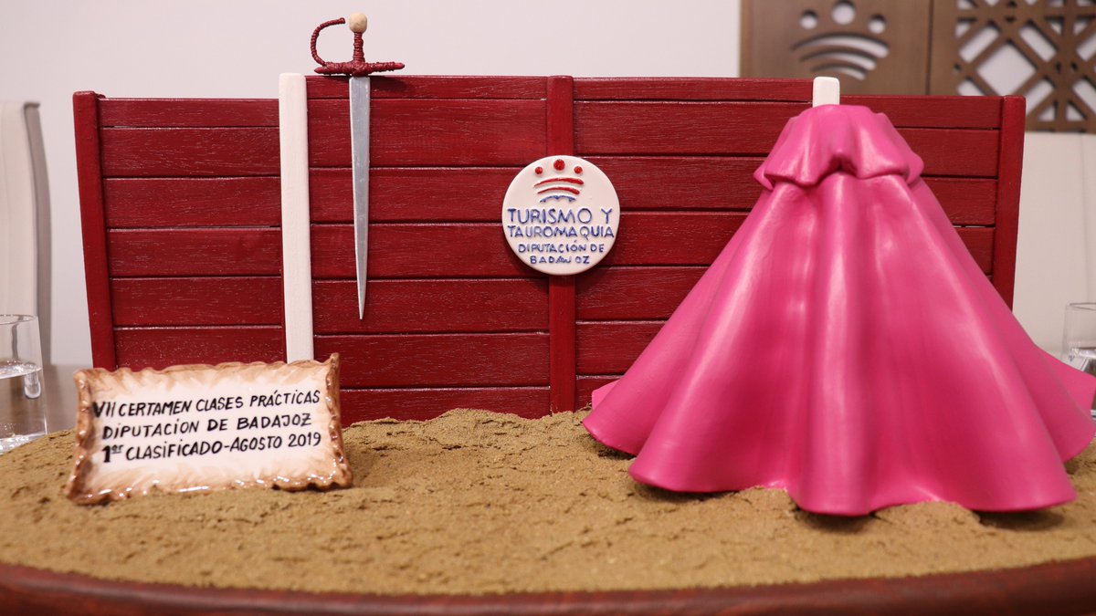 🐂 En las próximas semanas se celebrará el VII Certamen de Novilladas en Clase Práctica, organizado por el Área de Cooperación Internacional y Tauromaquia de #DipBdjz. Serán 4 festejos y la final. Lo ha presentado el vpdte <a href="/Ramon_Ropero/">Ramon Ropero</a>, entre otros.

ℹ️ bit.ly/NovilladasClas…