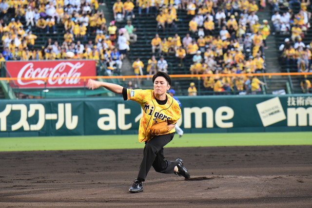 間宮祥太郎は野球で投手 139km始球式 動画 は芸能人最速 阪神対dena Ritaのメディア深堀り