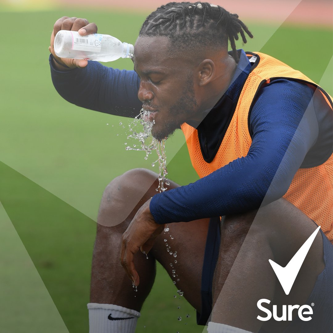 Sure's tweet photo. ❄️@ChelseaFC know how to stay fresh in a #heatwave

Sure Advanced Protection keeps you dry for 7⃣2⃣ hrs, so we're giving you 7⃣2⃣ hrs to #win tickets to the Bridge &amp; a summer’s supply of deodorant. Tell us 👇 which Blue you think will bring the 🔥 this season?

#NeverMoreSure https://t.co/12Z1n0fWrI