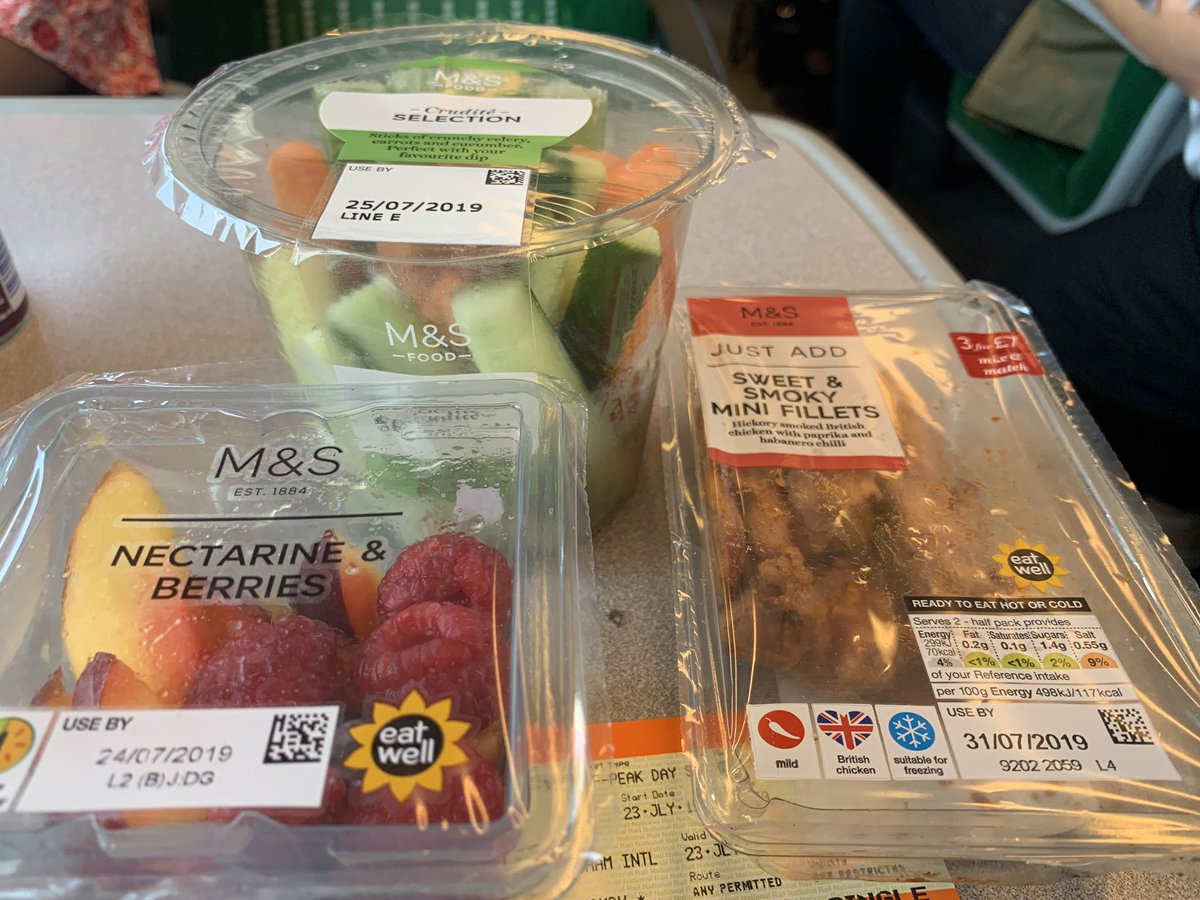 SineadDoyle's tweet photo. Healthy eating on the go is possible (albiet a damn sight more expensive) #trainlunch https://t.co/l1c3KGUtQc