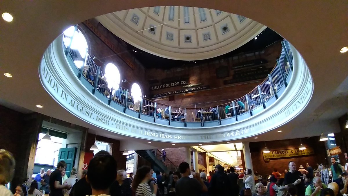 <a href="/88rising/">88rising</a> <a href="/gojekindonesia/">Gojek Indonesia</a> <a href="/richbrian/">Rich Brian</a> Ini lg cari pesenan lobster di Quincy Market, Boston, circa Oct 2017. 
Abangnya nyambi jd pelaut. 
Kerjaan utamanya Personal Shopper di <a href="/gojekindonesia/">Gojek Indonesia</a> (beliin makanan ;)