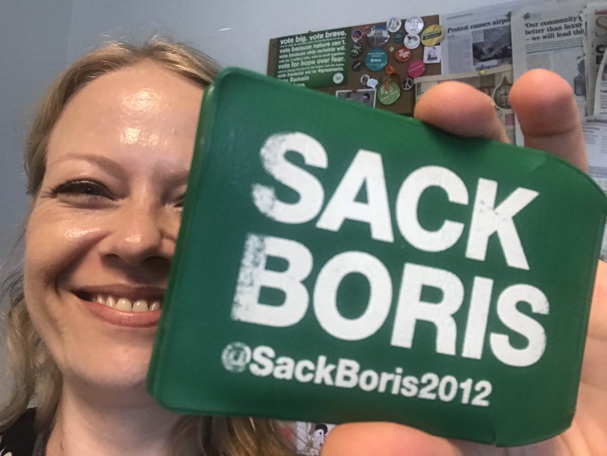 sianberry's tweet photo. My trusty green oyster holder has rarely not been relevant since 2012. Reprint needed? #sackboris https://t.co/ORd68PsUFr