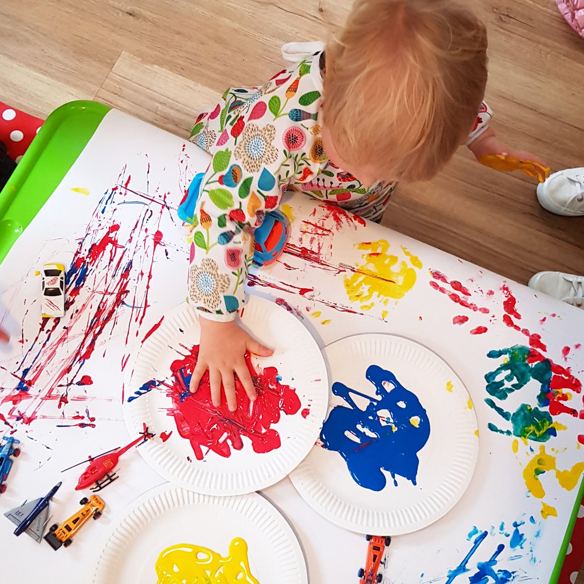 Rainy day play! Let them be little but also keep them clean 😉 Trendlings long-sleeve bibs are available online - lulubeansboutique.com 

#LulusOnline #onlinestore #toddleressentials
