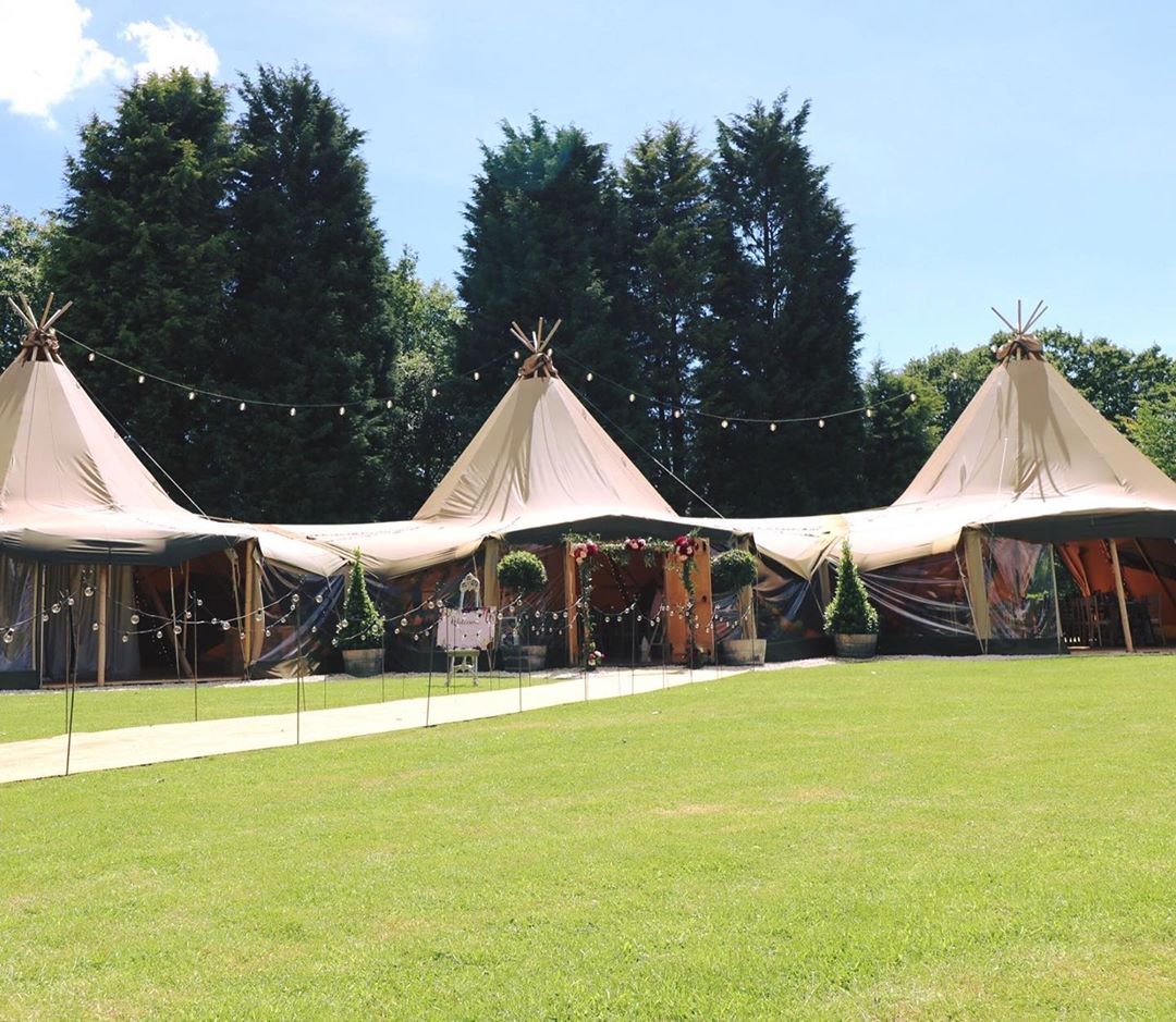 The Tipis at <a href="/DurhamOxWarwick/">The Durham Ox</a> are situated in deepest Warwickshire. Set behind the gastropub, the tipis are beautifully designed with all the essentials... a bar, furniture and even a chill out area! 

independent-weddings.co.uk/tipis-at-the-d…