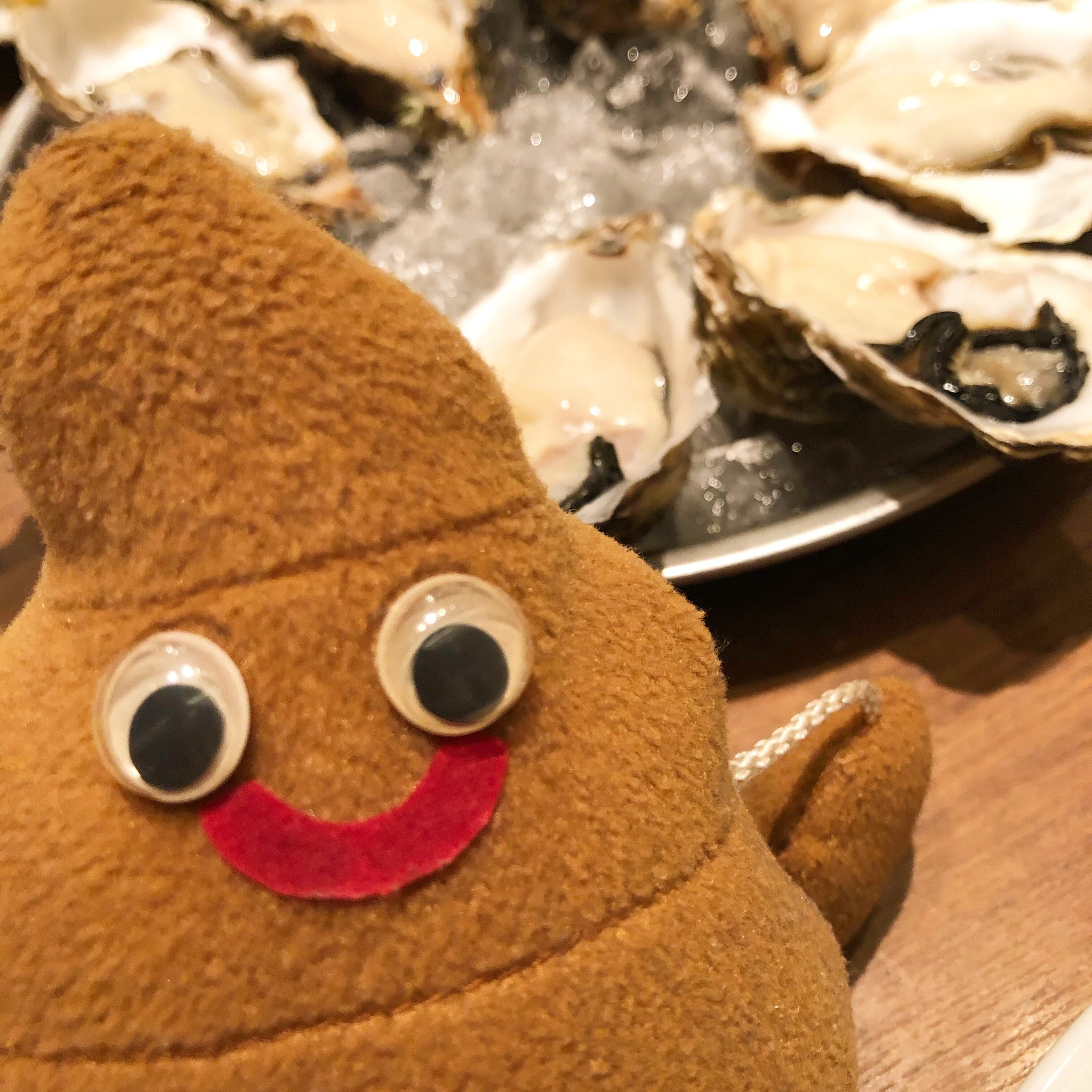 うんこくんファミリー 牡蠣 食べ放題祭り 一年に一度開催 上野のさくらテラスにある オイスターバー です うんこくん も美味しそうな食べ物目の前にして嬉しそ うんこ うんち ぬいぐるみ ぬいぐるみ好き ぬいぐるみ部 ぬいどり うんこくんファミリー 牡蠣 食べ放題祭り 一年に一度開催 上野のさくらテラスにある オイスターバー です うんこくん も美味しそうな食べ物目の前にして嬉しそ うんこ うんち ぬいぐるみ ぬいぐるみ好き ぬいぐるみ部 ぬいどり