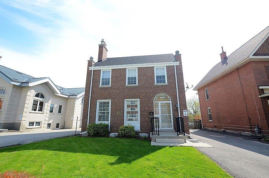 JeffMillerRE's tweet photo. FOR LEASE! 27 First St.,Orangeville $2550 Gross/month Main Floor. Approximately 1250 Sqft With Main Reception Area, 3 Main Offices And A Large Middle Area. 6 Dedicated Parking Spaces, 2 Piece Bathroom, Tastefully Decorated. #orangevillerealestate #officespace #orangevillerentals https://t.co/AHPEfJXQbe