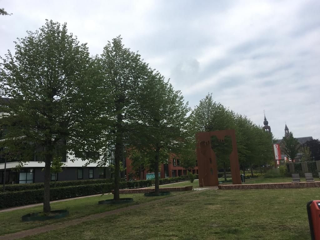 Vergeet u de bomen niet met het warme weer? Vooral bomen die recent geplant of verplant zijn, zijn kwetsbaar met dit warme weer. Nazorg is dan essentieel. Daarom voorzien we deze lindes in Zevenbergen van wat extra water. Proost jongens!