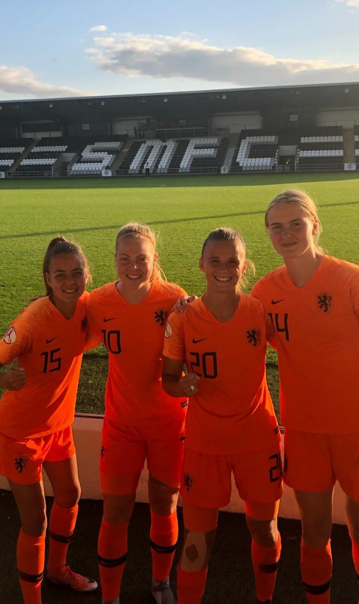 Duimen omhoog voor deze toppers! 👍🏻💪🏼🙌🏻

Door een ruime 4-0 overwinning op Schotland heeft Oranje O19 zich geplaatst voor de halve finale tegen Duitsland! 🇳🇱🆚️🇩🇪

Ook hebben zij met het bereiken van de halve finale een ticket voor het WKO20 van volgend jaar bemachtigd! 🔥