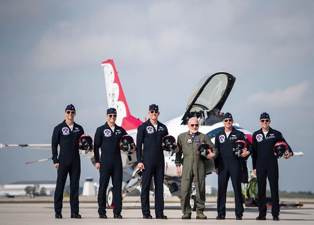 OnAviation's tweet photo. Los #Thunderbirds han querido recordar los 50 años del #Apolo11 con estas fotografías, tomadas hace dos años en #CaboCañaveral pasando por encima de la plataforma de lanzamiento #P39A, donde estuvo el #SaturnoV que impulsó al Apolo 11. Fueron recibidos por #BuzzAldrin
#Apolo50 https://t.co/eeHDPhZ9Ys