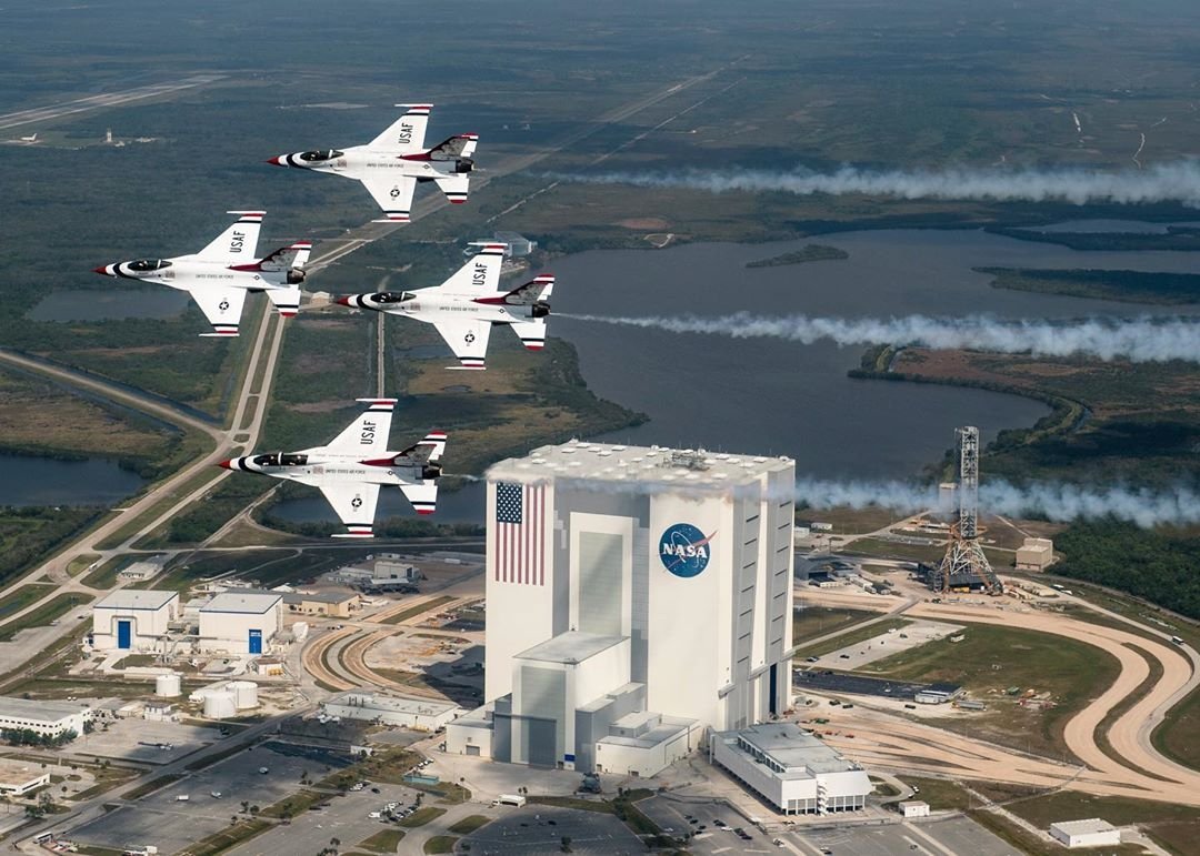 OnAviation's tweet photo. Los #Thunderbirds han querido recordar los 50 años del #Apolo11 con estas fotografías, tomadas hace dos años en #CaboCañaveral pasando por encima de la plataforma de lanzamiento #P39A, donde estuvo el #SaturnoV que impulsó al Apolo 11. Fueron recibidos por #BuzzAldrin
#Apolo50 https://t.co/eeHDPhZ9Ys