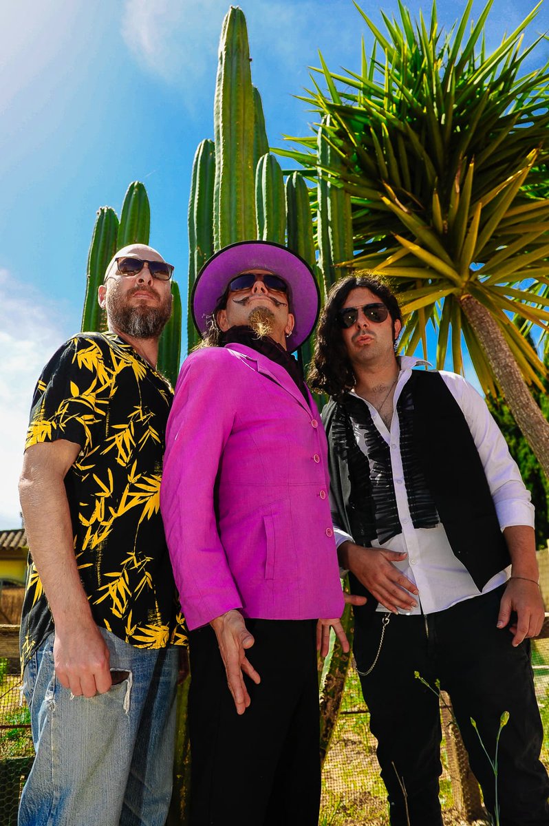Este sábado por la noche, estaremos en la feria de ALGODONALES a partir de la 1:00h en el auditorio municipal... ¿Estáis preparad@s para la fiebre del sábado power?
⚡👽👽👽⚡
#LaPompaJonda #Gira #ElectroJondo #Algodonales #Cádiz #PueblosBlancos #NosLlegaElPower <a href="/AYTOALGODONALES/">AYTO ALGODONALES</a>