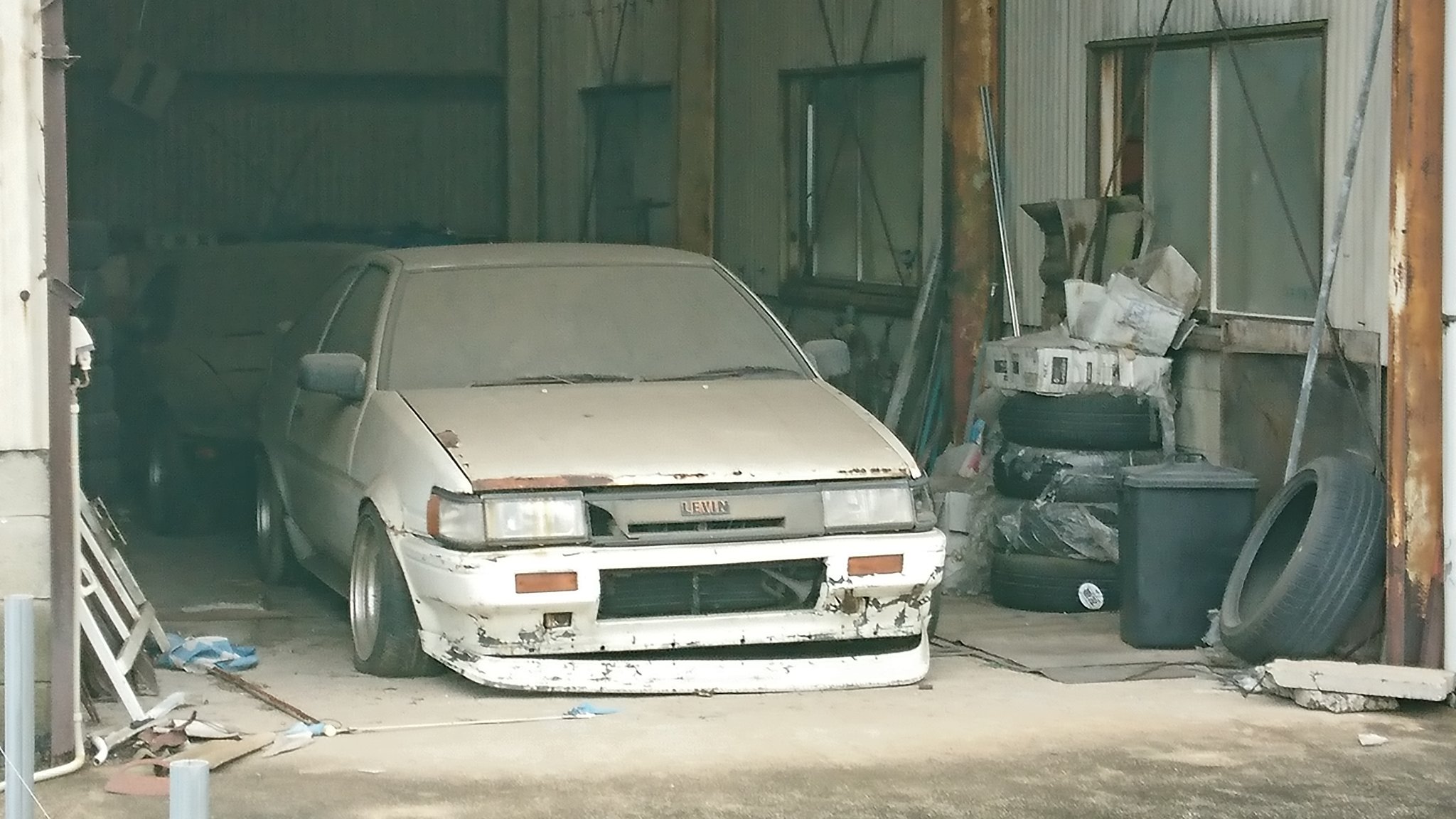 Kp61 Ae86レビン カローラ は英語で 花の冠 花の中のもっとも美しい部分 花びらの集合体 という意味 人目をひく 美しいスタイルのハイ コンパクトカー レビン は英語で 稲妻 86レビン カローラレビン Ae86 Ae86レビン