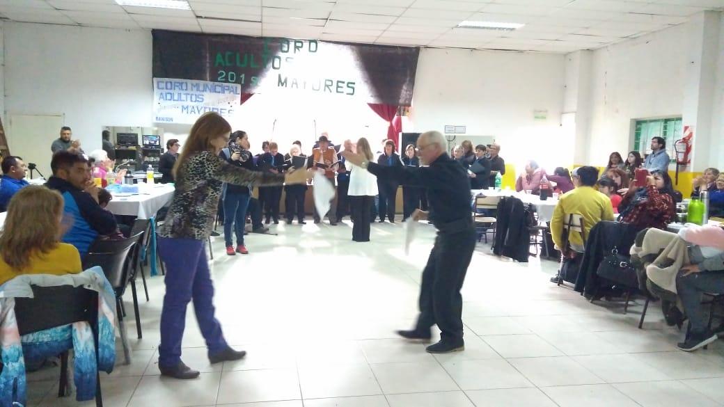 FmMuniRw's tweet photo. Con gran concurrencia se llevó a cabo la #PeñaFamiliar del Coro Municipal de #AdultosMayores
Info ⬇️⬇️⬇️
https://t.co/zrCsGhuBXz https://t.co/Qh2kPEkVoC