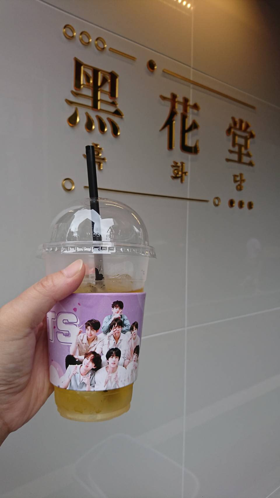 Sona 黒花堂いってきました 昼前だったからジャスミンティーにしたけど やっぱり飲みたくなって タピオカミルクティーお持ち帰りしたw もちろんおいしく頂きました お店のお姉さんがとっても親切だった ありがとうございます Tapi0595 黒花堂