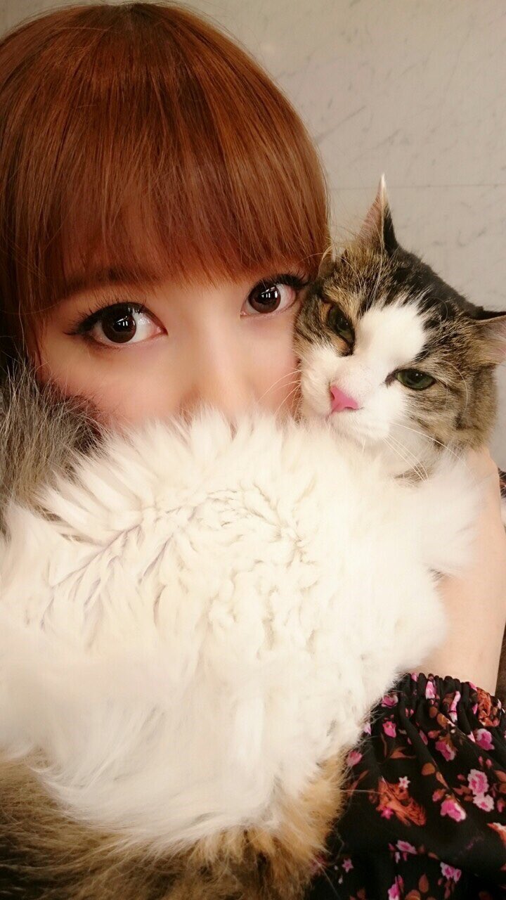 周年の中川翔子 今日はmmts新作の撮影にいっしょに来てモデルしたピンクちゃん 鼻ピンクに染まって おとなしくカメラみてすばらしいモデルっぷり ということで本日のギャラ ちゃおちゅーるです T Co Ryxt7abwgk Twitter