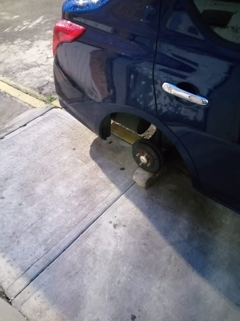 Ruben45774561's tweet photo. Atención @Claudiashein @lopezobrador_ dicen que no hay inseguridad, que tienen otros datos. Para la sociedad que no tiene escoltas ésta es la realidad, pero claro, ustedes no lo viven porque aunque lo nieguen, están protegidos con dinero del pueblo. Esto es la 4T y aún lo niegan. https://t.co/jqL97QnDoC