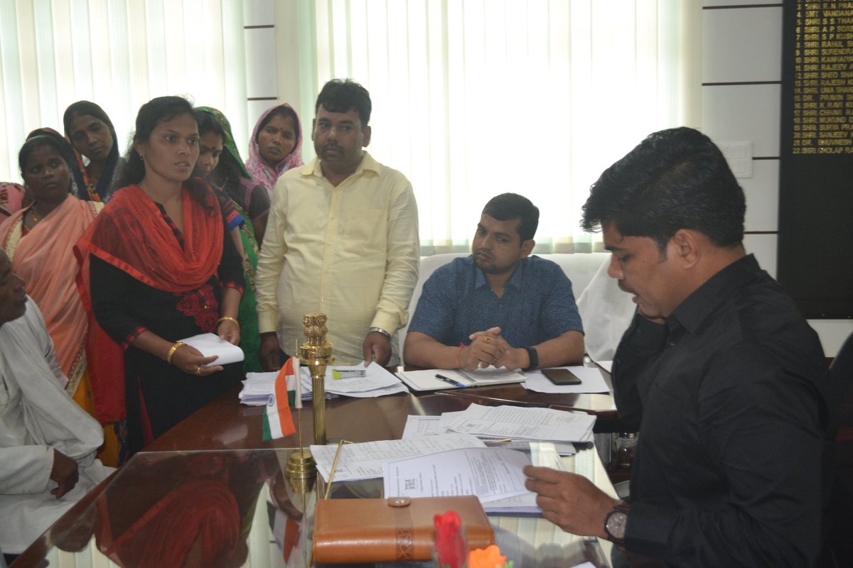 dckoderma's tweet image. #जनता_दरबार

आज उपायुक्त श्री रमेश घोलप की अध्यक्षता में जनता दरबार का आयोजन किया गया। इस अवसर पर कोडरमा जिले के विभिन्न प्रखंड से आए फारियादियों ने अपनी-अपनी समस्याओं से उपायुक्त को अवगत कराया। #JilaPrashasanKoderma
#AbhrakNagri
#DCKoderma #JantaDarbar
@cmojhr @prdjharkhand